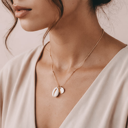 KAURI DELUXE | Gravurkette 18k mit Muschelanhänger