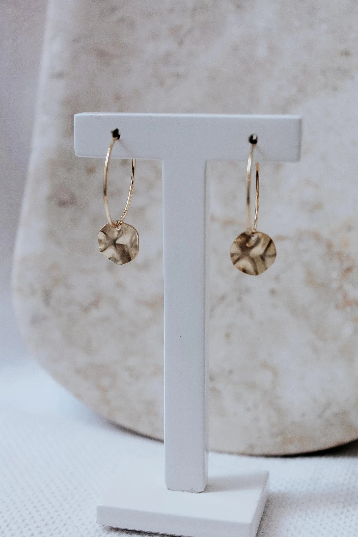 MARY | Minimalistische Messing-Ohrringe | Goldfarbene Creolen mit organischem Anhänger