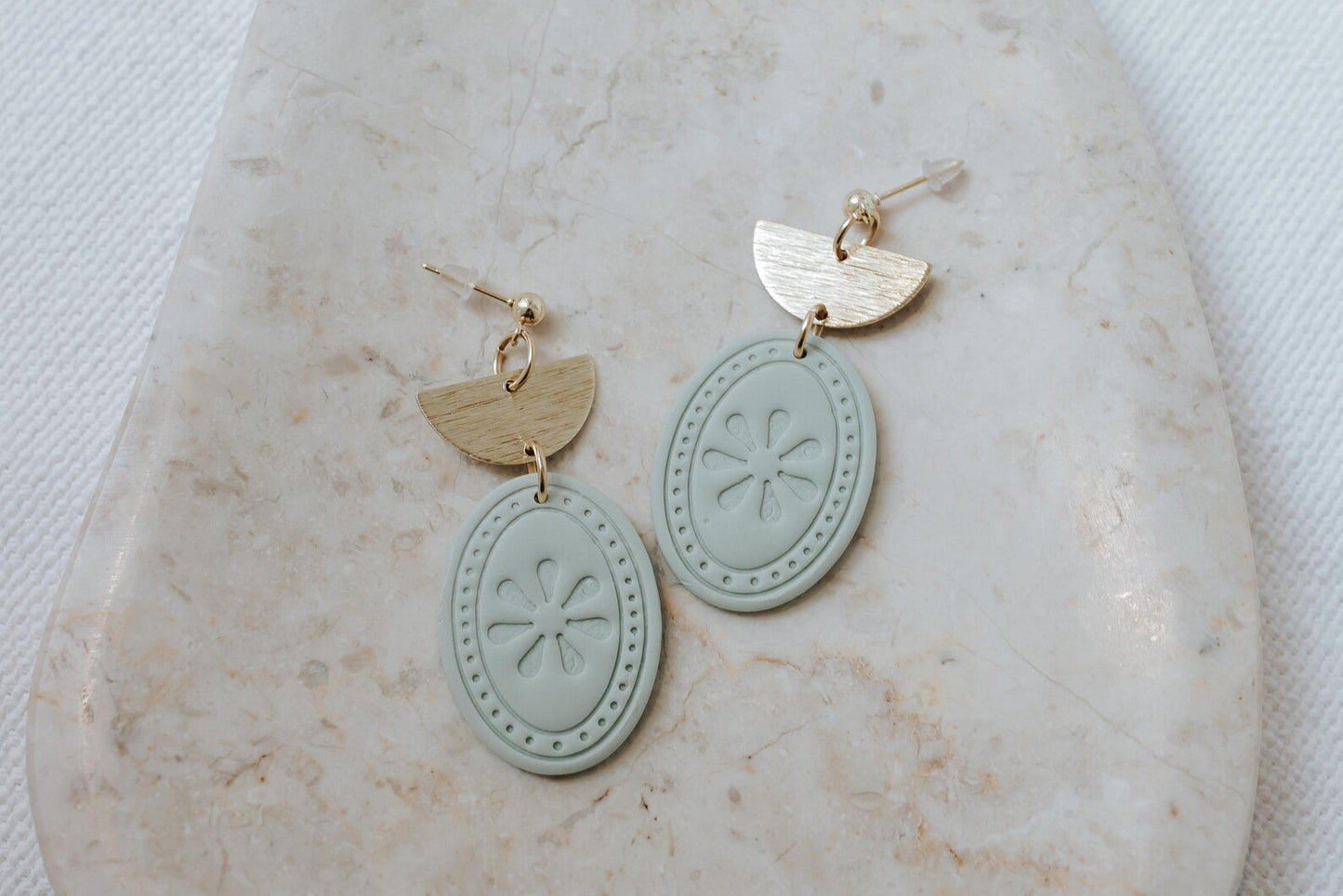 SISSY – Mint & Gold | Moderne ovale Hängeohrringe mit Messingelementen | Minimalistischer Schmuck für Damen