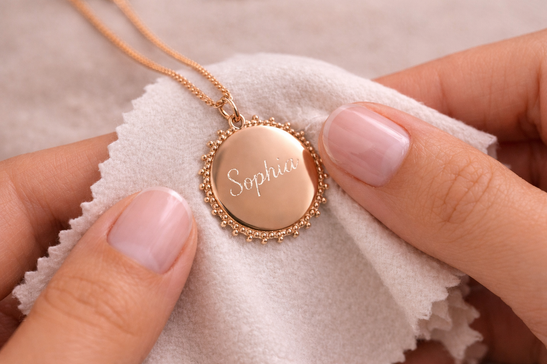 Gravurschmuck richtig pflegen – So bleibt dein Schmuckstück dauerhaft schön