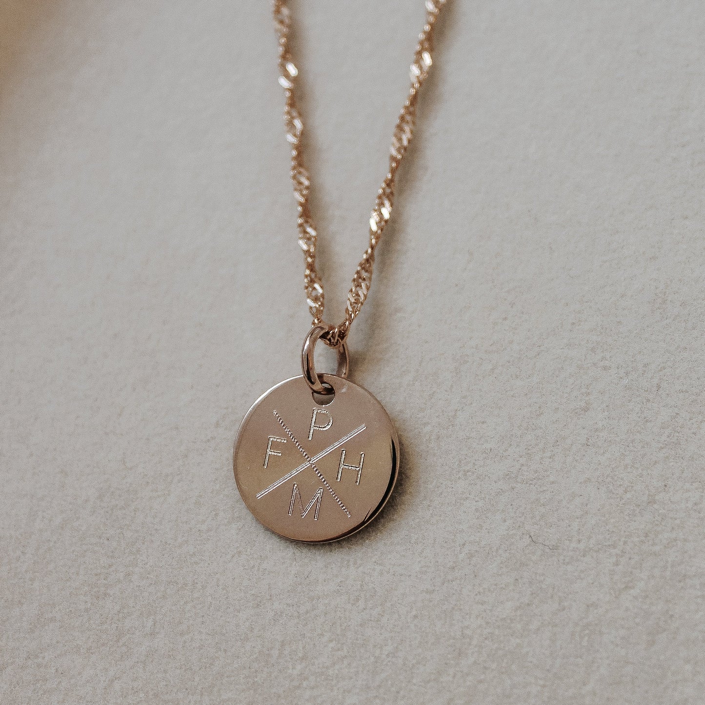 CLEARY | Buchstaben Anhänger 18k vergoldet mit Zirkonia | Personalisierbar