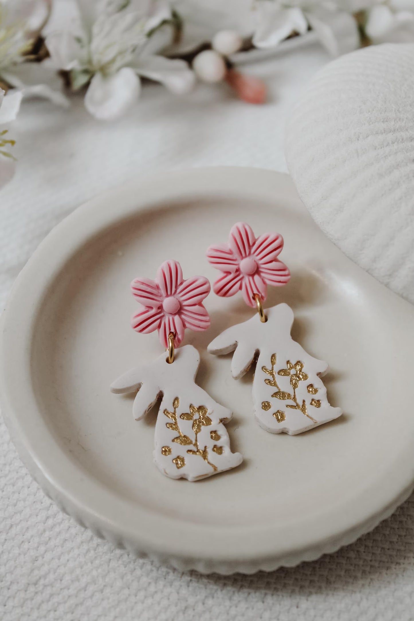 BLOSSOM BUNNY - Süße Osterhasen Ohrringe aus Polymer Clay – Handgemachte Frühlings Ohrstecker – Schmuck mit Blumen