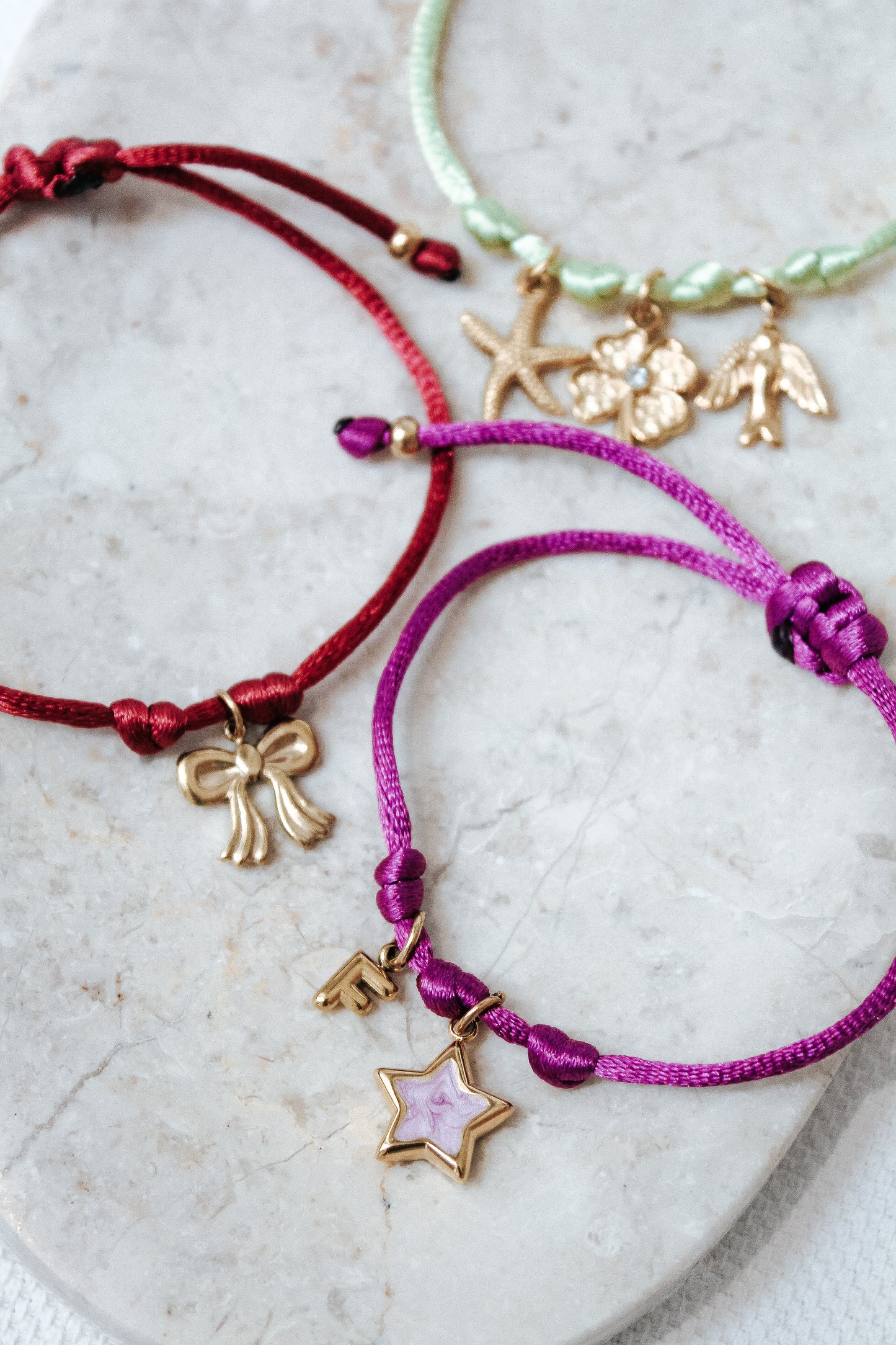 Satinarmband mit Anhängern