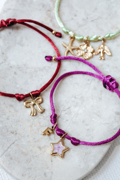 Satinarmband mit Anhängern