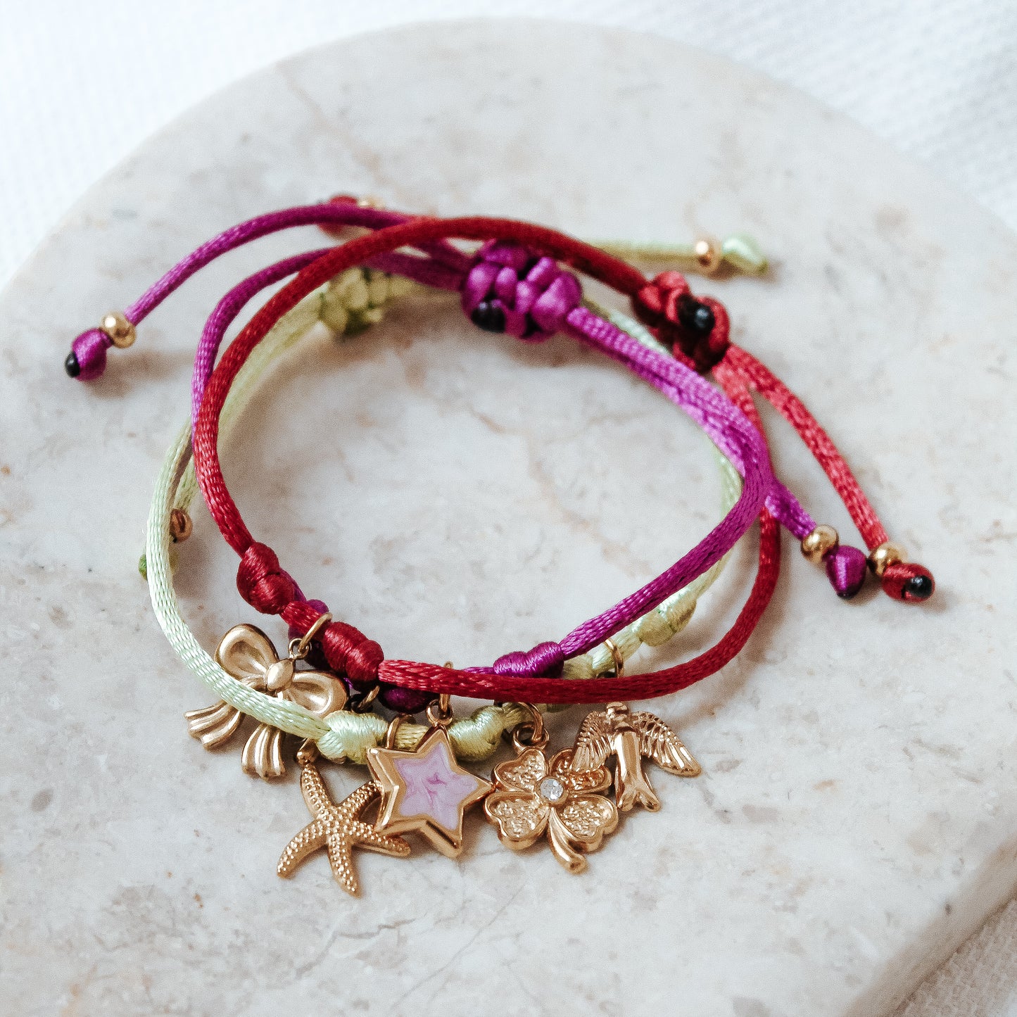 Satinarmband mit Anhängern