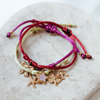 Satinarmband mit Anhängern