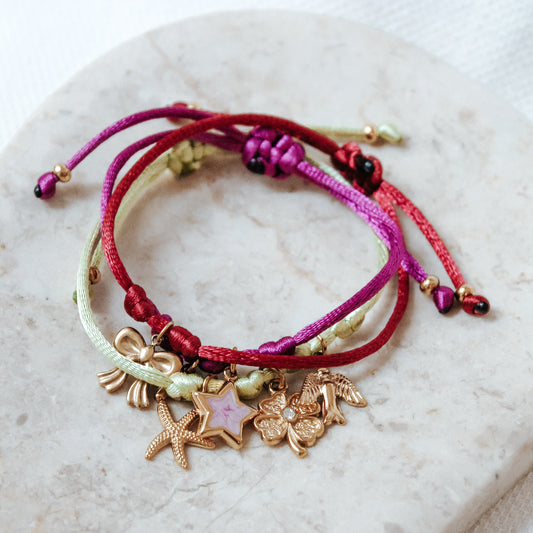 Satinarmband mit Anhängern