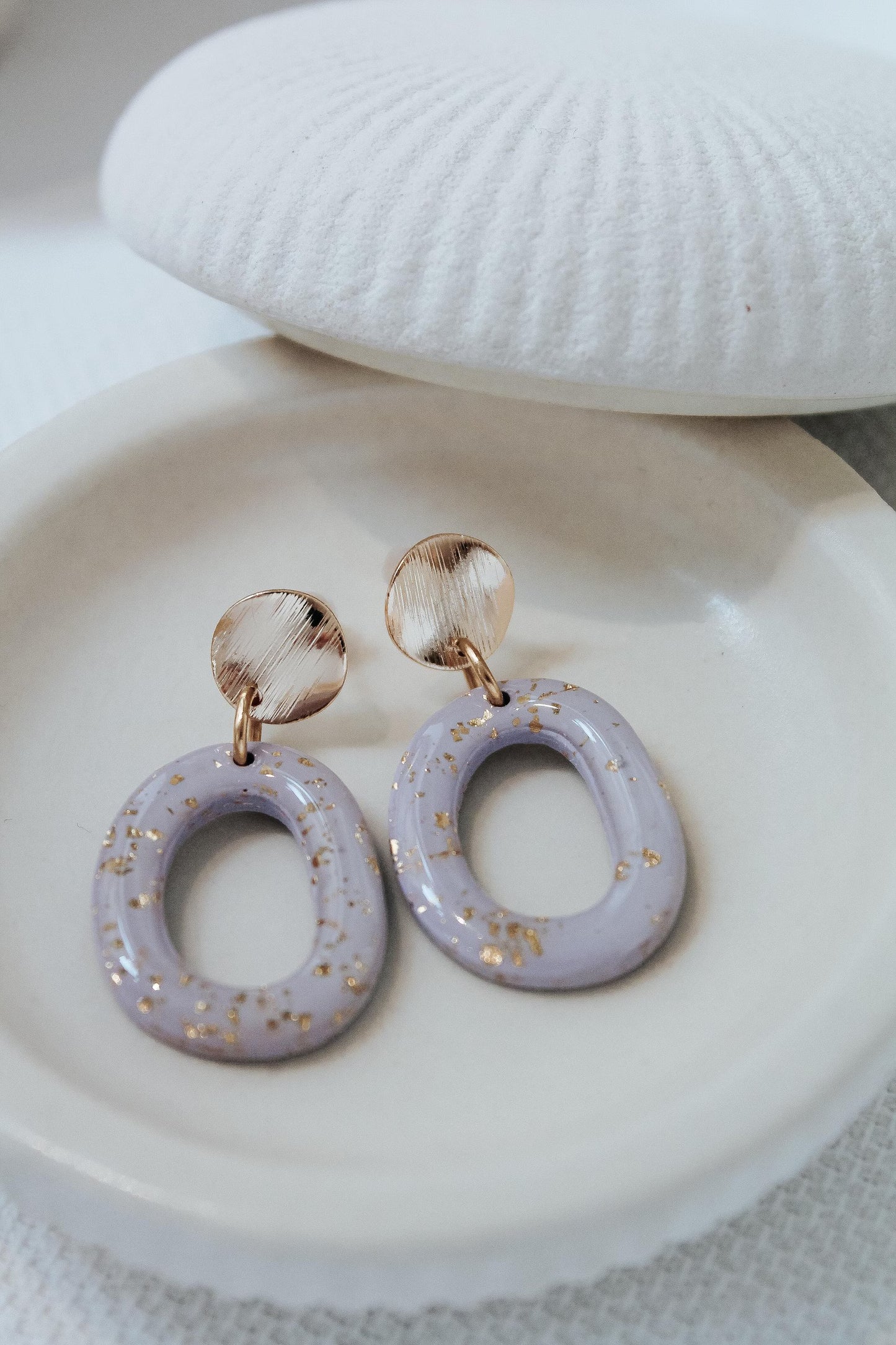 SARA – Flieder & Gold | Moderne ovale Hängeohrringe | Minimalistischer Schmuck für Damen | leichte Ohrringe