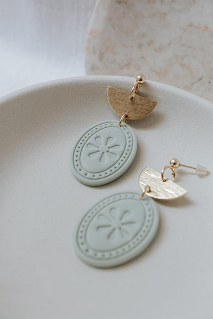 SISSY – Mint & Gold | Moderne ovale Hängeohrringe mit Messingelementen | Minimalistischer Schmuck für Damen