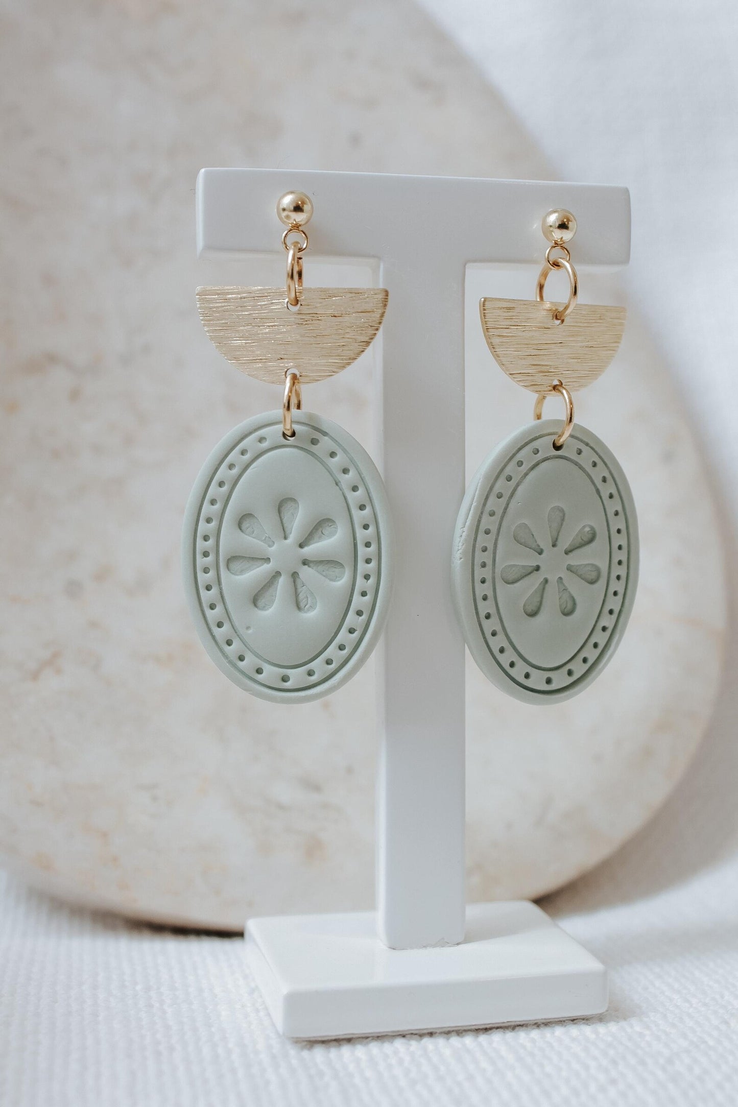 SISSY – Mint & Gold | Moderne ovale Hängeohrringe mit Messingelementen | Minimalistischer Schmuck für Damen