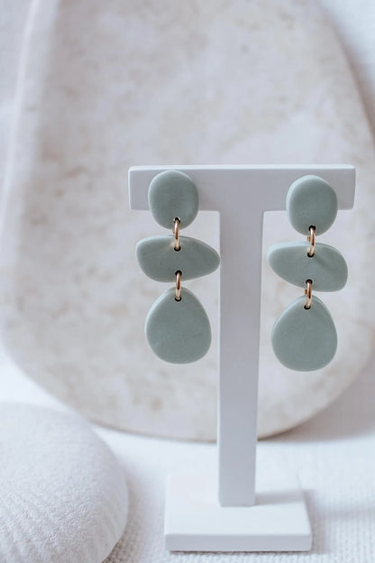 SOLANA – Polymer Clay Ohrringe Sage Green | Boho Statement Earrings | Leichte Ohrringe | Handmade Jewelry | Geschenk für Sie